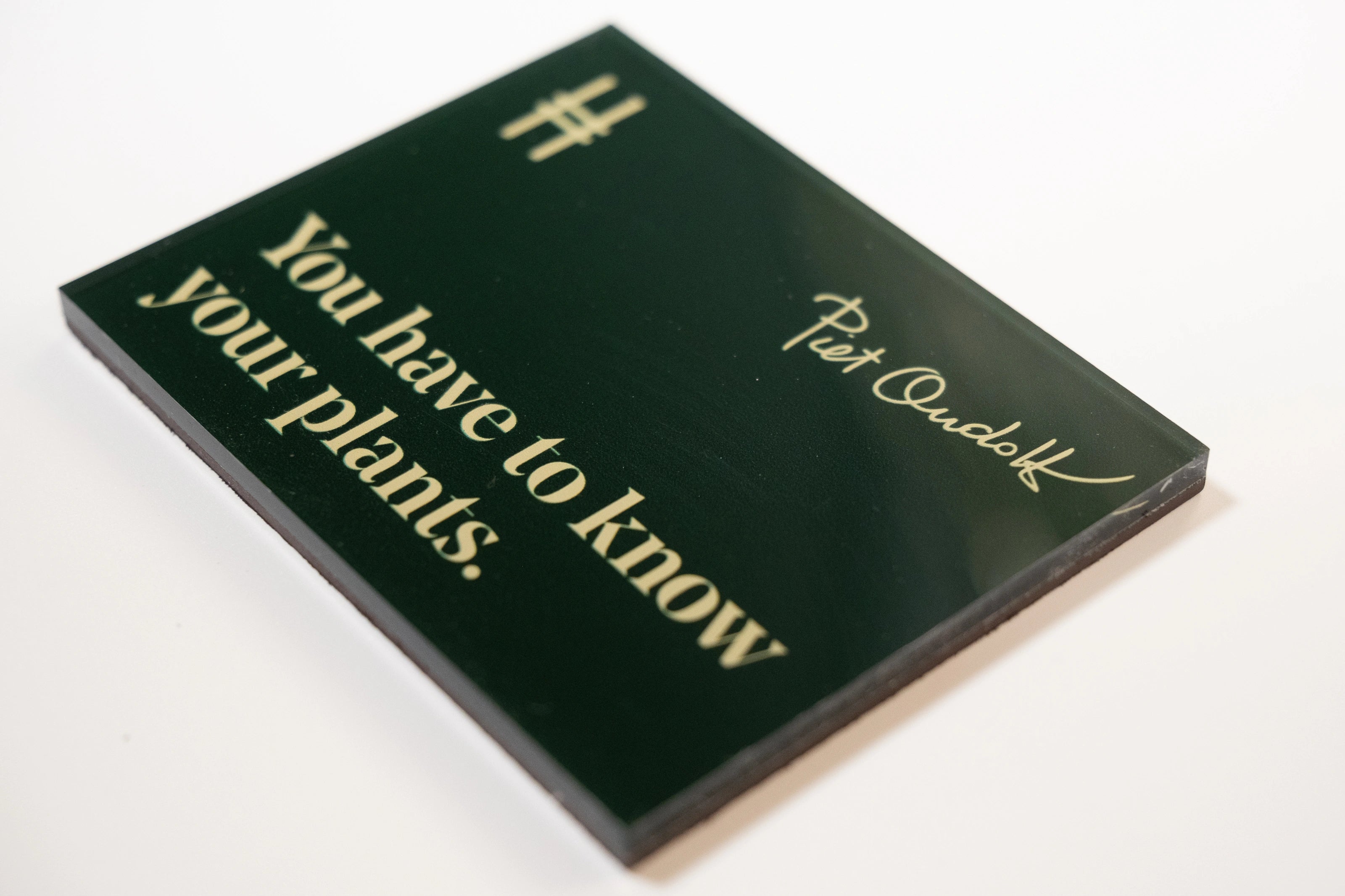 Acrylic fridge magnet featuring the quote "You have to know your plants" in pale yellow against dark green, with Piet Oudolf's signature and the High Line icon.